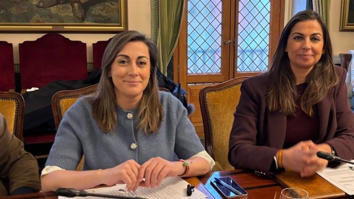 Archivo - Las ediles de Vox en el Ayuntamiento de Oviedo, Sonsoles Peralta y Alejandra González.