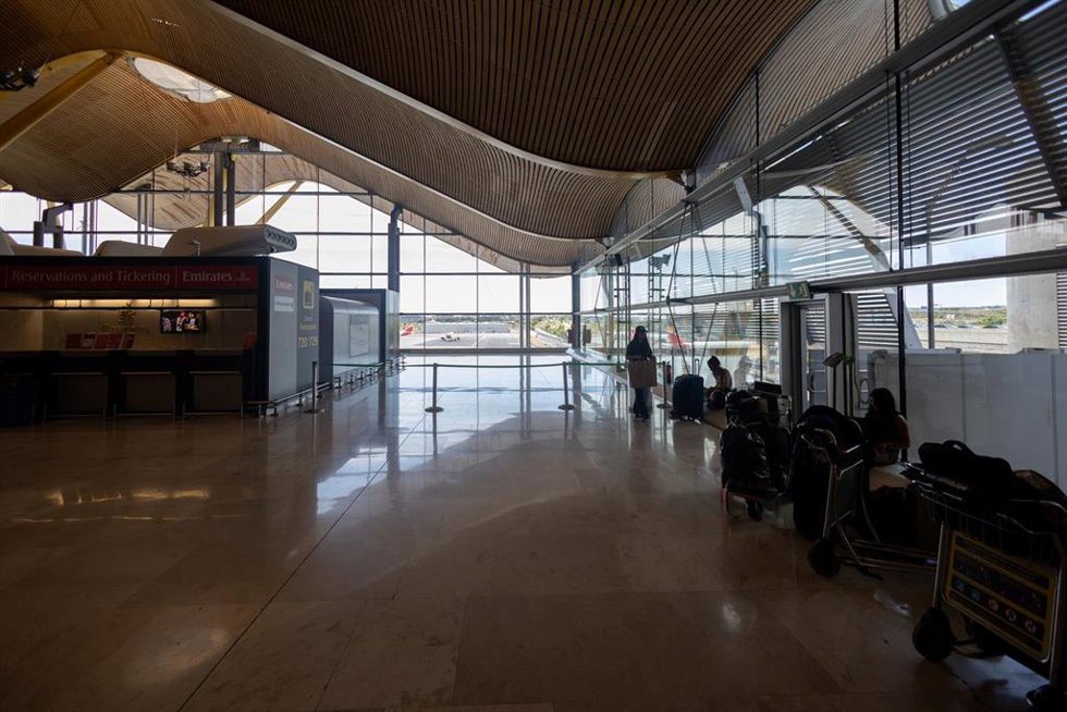 Archivo - Varias personas con maletas, en la terminal 4 del aeropuerto Adolfo Suárez Madrid-Barajas, a 24 de julio de 2025, en Madrid (España). Solo el Grupo Iberia (Iberia, Iberia Express y Air Nostrum) prevé desplazar 342.000 pasajeros en estos días, 