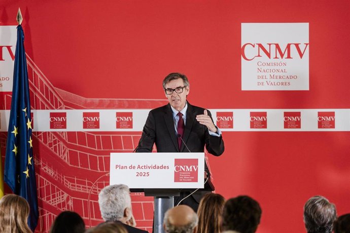 Archivo - El presidente de la CNMV, Carlos San Basilio, en la sede de la Comisión Nacional del Mercado de Valores (CNMV), a 26 de febrero de 2025, en Madrid (España).