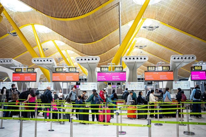 Archivo - Archivo.- Viajeros en el Aeropuerto Adolfo Suárez Madrid-Barajas