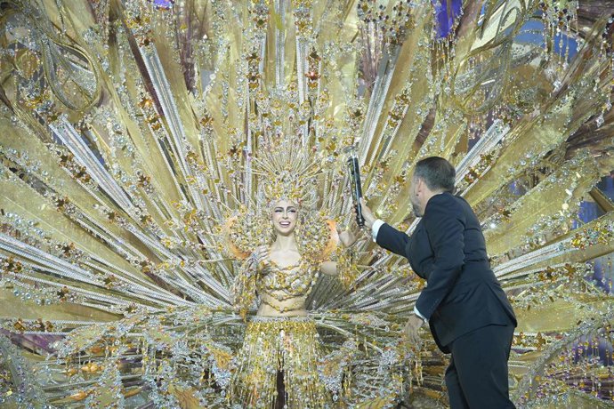 El alcalde de Santa Cruz, José Bermúdez, entrega el galardón a Carla Castro, que se proclama Reina del Carnaval de Santa Cruz de Tenerife 2026, a 11 de febrero de 2026, en Tenerife, Islas Canarias (España). 