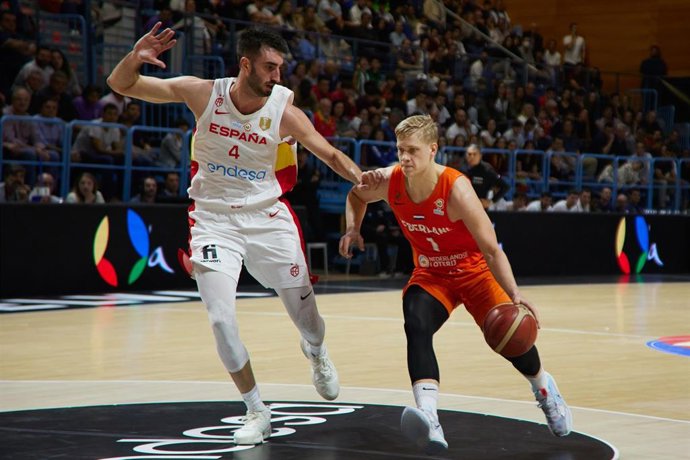 Archivo - Eric Vila durante un partido con la selección española de baloncesto