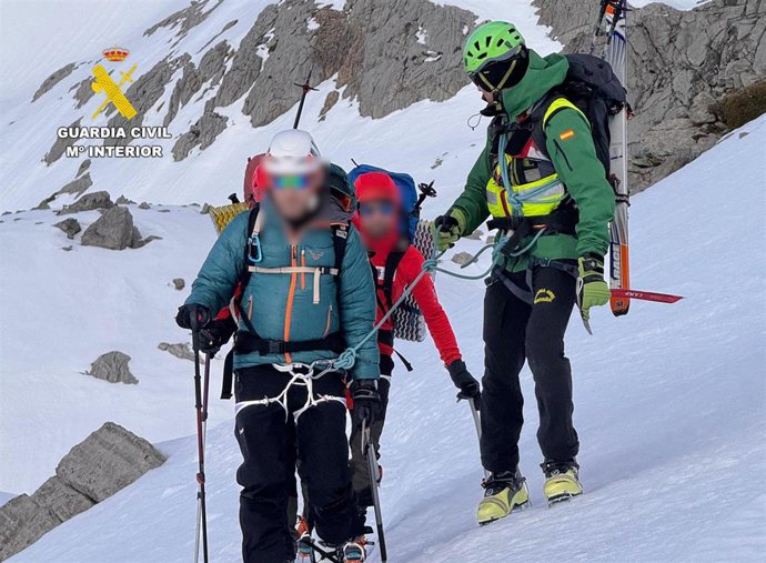 La Guardia Civil rescata a un esquiador de travesía que sufrió una caída en Picos de Europa