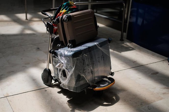 Archivo - Varias maletas en un carro en la Terminal T4 del Aeropuerto Adolfo Suárez-Madrid Barajas, a 21 de junio de 2023, en Madrid (España). 