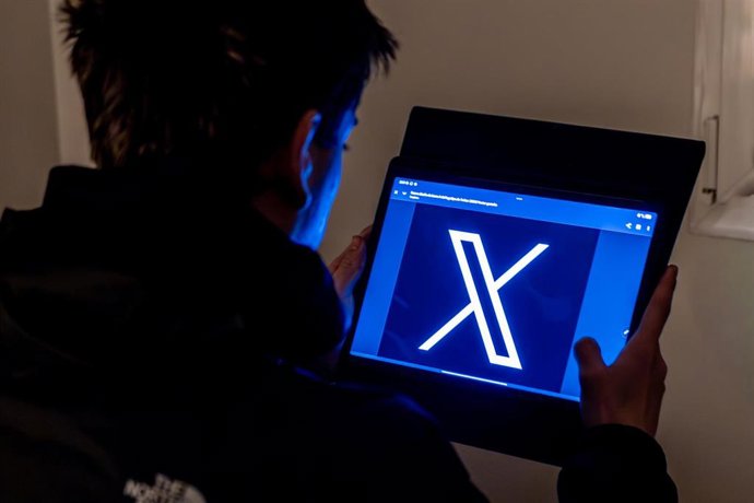 Un joven usa una tablet, a 4 de febrero de 2026, en Madrid (España). El fundador de Telegram, Pavel Durov, ha instado a los españoles a mantenerse "vigilantes", exigir transparencia y luchar por sus derechos después de que el presidente del Gobierno, Pedr