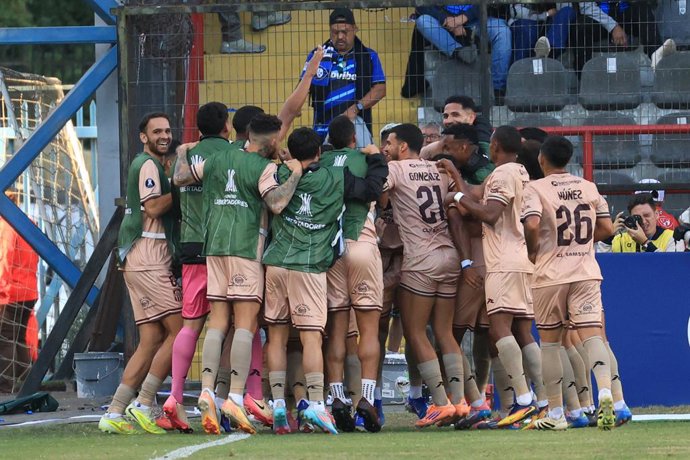 Futbol, Huachipato vs Carabobo Segunda fase, Copa Libertadores 2026. El jugador de Carabobo Edson Tortolero, centro, celebra con sus compañeros su gol contra Huachipato durante el partido clasificatorio de Copa Libertadores disputado en el estadio CAP de