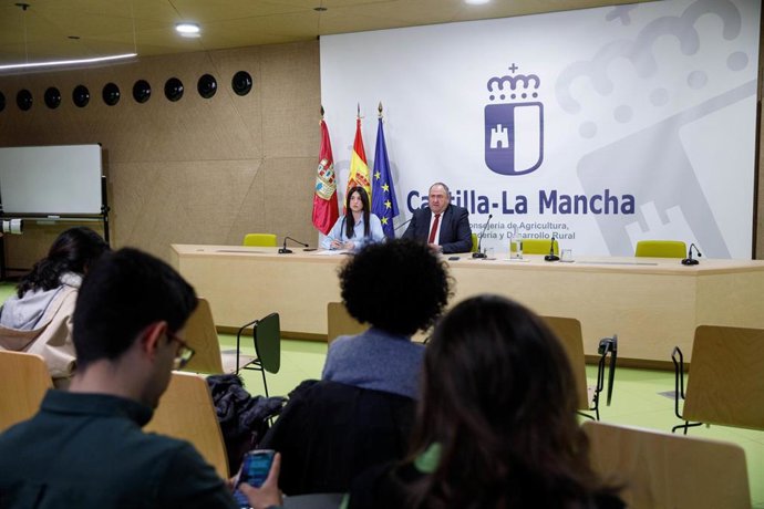 El consejero de Agricultura, Ganadería y Desarrollo Rural, Julián Martínez Lizán, preside la Comisión de Seguros Agrarios que se celebra en la sala de juntas de la Consejería.