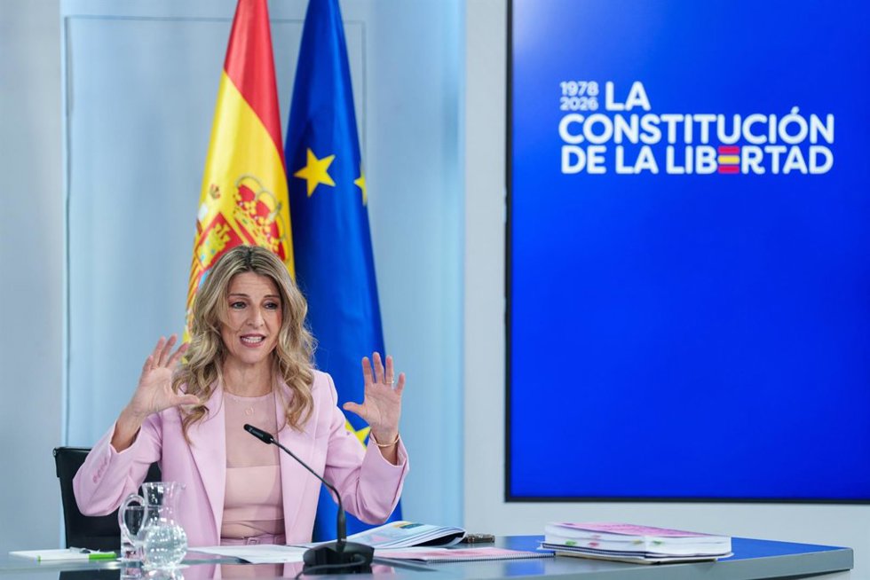 La vicepresidenta segunda y ministra de Trabajo, Yolanda Díaz, durante una rueda de prensa tras el Consejo de Ministros, a 17 de febrero de 2026, en Madrid (España). El Consejo de Ministros ha aprobado hoy la subida del salario mínimo interprofesional (