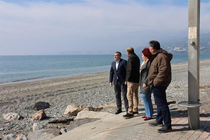 El subdelegado del Gobierno, José Antonio Montilla, en la visita que ha realizado a Salobreña, donde ha mantenido una reunión con el alcalde, Javier Ortega.