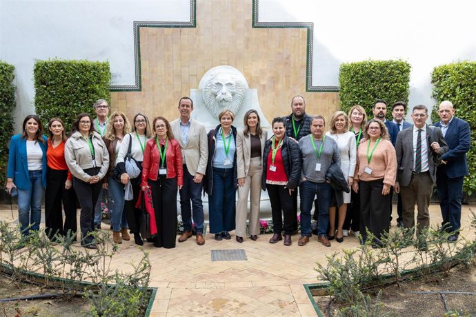 Representantes del PSOE junto a miembros del sector del manipulado hortofrutícola en el Parlamento andaluz.