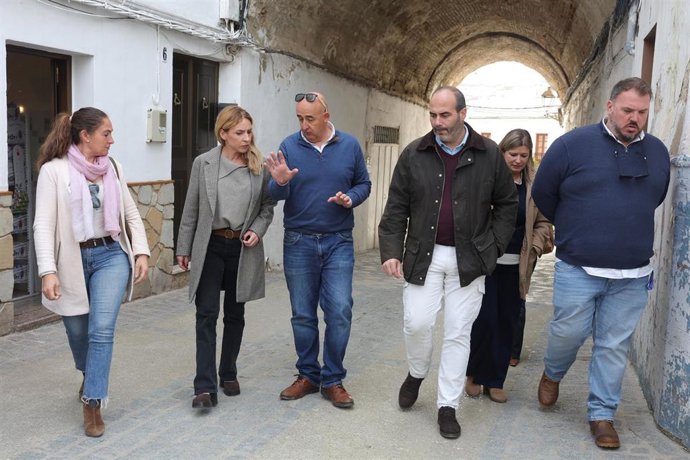 La presidenta de la Diputación, Almudena Martínez, junto al alcalde de Setenil de las Bodegas, Rafael Vargas, visitando zonas del municipio afectadas por el pasado temporal.