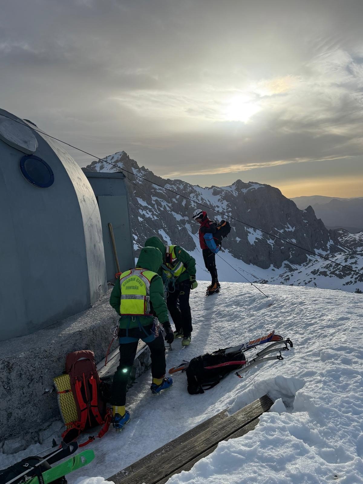 Rescatadores del Gobierno y el GREIM pernoctan con un esquiador herido en Picos de Europa