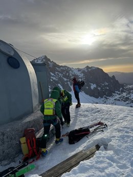 Rescatadores del Gobierno y el GREIM pernoctan con un esquiador herido en Picos de Europa