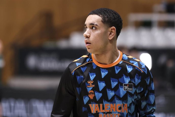 El escolta Isaac Nogués antes de un partido con el Valencia Basket 