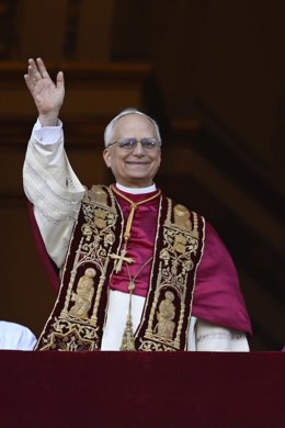Archivo - El cardenal Robert Prevost, Papa León XIV, el Papa número 267 de la historia, comparece ante sus fieles, en el balcón de la Basílica de San Pedro, a 8 de mayo de 2025, en La Ciudad del Vaticano (El Vaticano). 