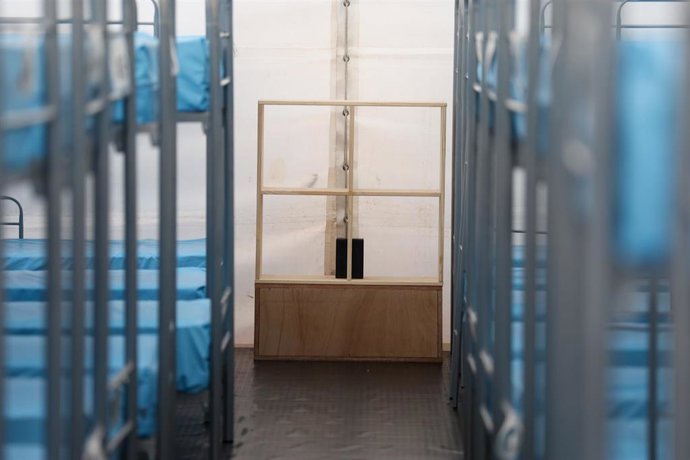 Archivo - Uno de los módulos de acogida de migrantes.