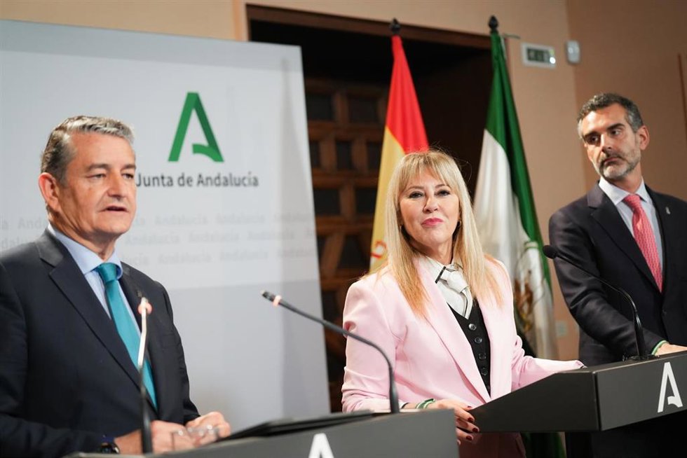 La portavoz del Gobierno andaluz, Carolina España (c), junto a al consejero el consejero de Agricultura, Pesca, Agua y Desarrollo Rural, Ramón Fernández-Pacheco (i), y el consejero de Sanidad, Presidencia y Emergencias, Antonio Sanz (d).