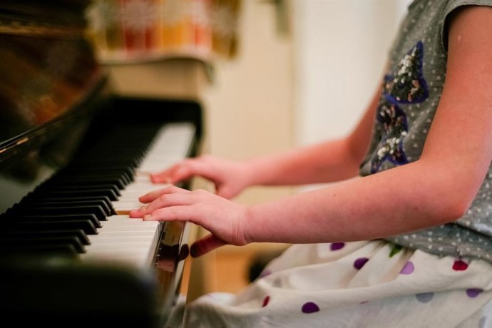 Imagen de archivo de una persona tocando el piano.