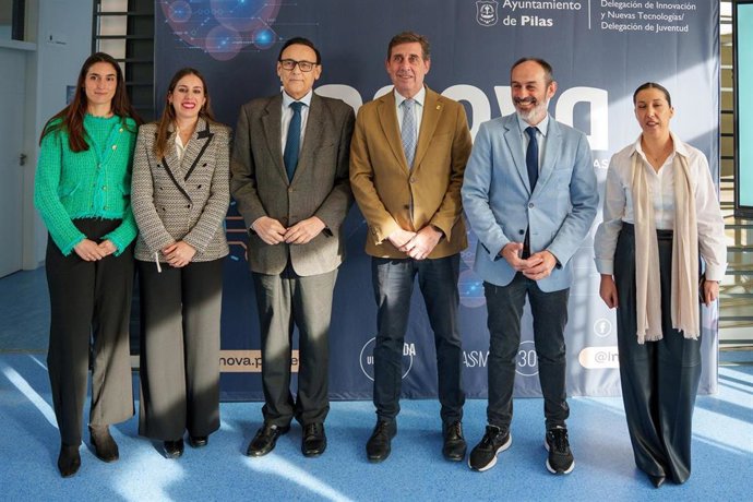 El consejero de Universidad, Investigación e Innovación, José Carlos Gómez Villamandos y el alcalde de Pilas, José Leocadio Ortega en la foto de familia durante la inauguración de Innova 26. A 25 de febrero de 2026 en Pilas, Sevilla (Andalucía, España).