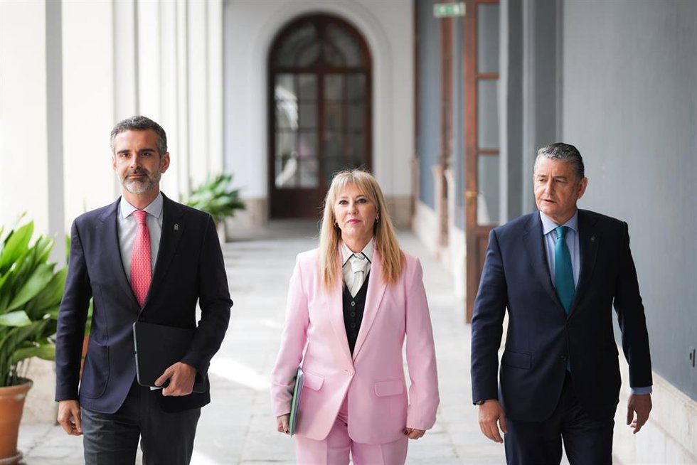 La portavoz del Gobierno andaluz, Carolina España (c), junto a al consejero el consejero de Agricultura, Pesca, Agua y Desarrollo Rural, Ramón Fernández-Pacheco (i), y el consejero de Sanidad, Presidencia y Emergencias, Antonio Sanz (d).
