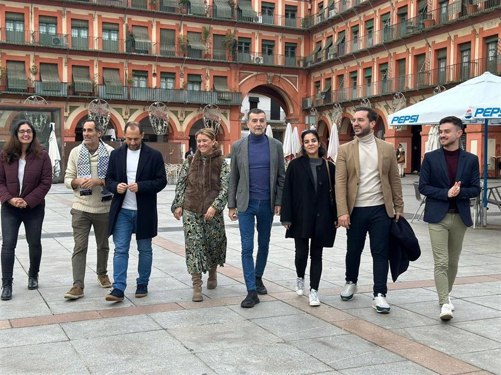 Antonio Maíllo (4 dcha.), en la Plaza de la Corredera de Córdoba junto a otrros dirigentes de de IU, en una imagen de archivo.