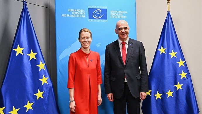 A Alta Representante da UE para a Política Externa, Kaja Kallas, ao lado do secretário-geral do Conselho da Europa, Alain Berset.