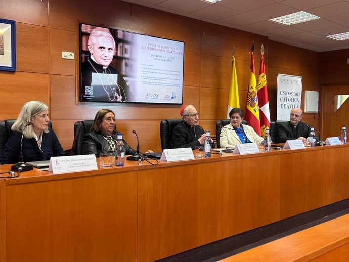 La rectora y el cardenal y arzobispo emérito de Madrid, en el centro, durante la presentación de la Cátedra sobre Joseph Ratzinger.