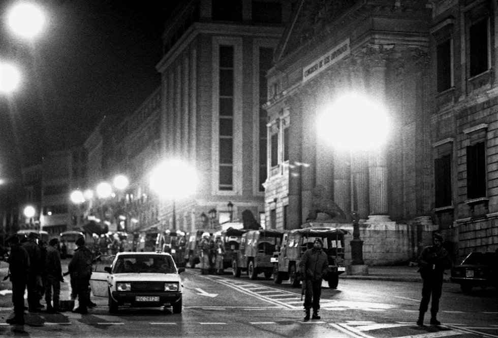 Archivo - Miembros del Grupo Especial de Operaciones de la Policía Nacional (GEO) vigilan el exterior del Congreso de los Diputados.