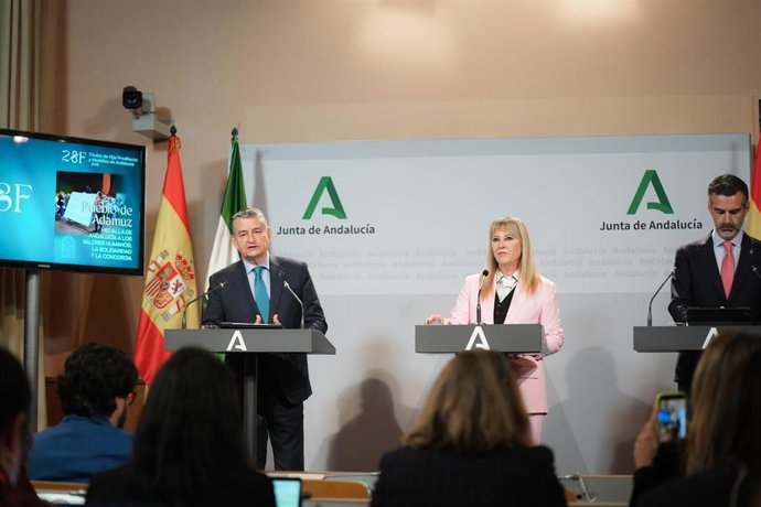 El consejero de Sanidad, Antonio Sanz; la consejera de Economía y portavoz del Gobierno andaluz, Carolina España, y el consejero de Agricultura, Ramón Fernández-Pacheco, en la rueda de prensa posterior al Consejo de Gobierno. 
