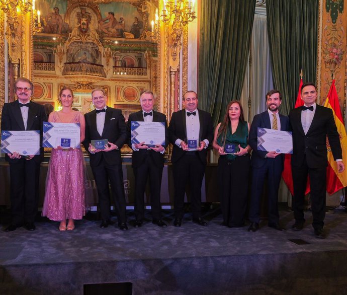 Los Premiados posan sobre el escenario al término de la Gala