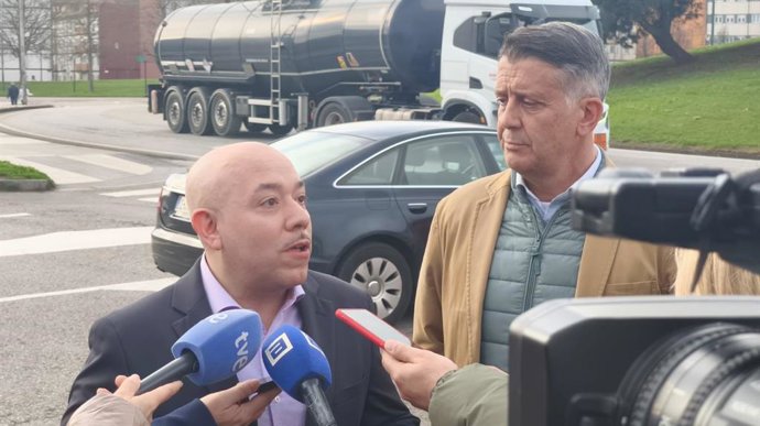 El diputado del PP en la Junta General del Principado de Asturias, Manu Cifuentes, junto al edil de Medio Ambiente y Sostenibilidad en el Ayuntamiento de Gijón, Rodrigo Pintueles, atienden a la prensa en el entorno de la playa gijonesa del Arbeyal.