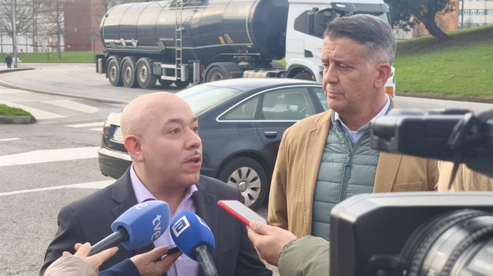 El diputado del PP en la Junta General del Principado de Asturias, Manu Cifuentes, junto al edil de Medio Ambiente y Sostenibilidad en el Ayuntamiento de Gijón, Rodrigo Pintueles, atienden a la prensa en el entorno de la playa gijonesa del Arbeyal.
