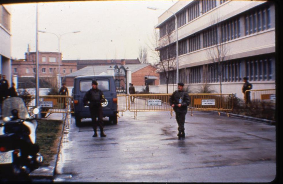 Archivo - Cordón policial tras el intento de Golpe de Estado del 23F.
