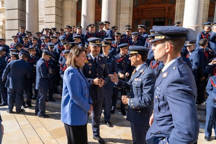 La alcaldesa de Cartagena, Noelia Arroyo, recibe a los alumnos de nuevo ingreso de la Academia General del Aire y del Espacio (AGA)