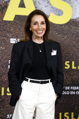La artista Ana Belén posa en el photocall durante la presentación de la película 'Islas', a 25 de febrero de 2026, en Madrid (España). 'Islas'  supone el regreso al cine de Ana Belén después de una amplia trayectoria, acompañada de Manu Vega, quien ahora 