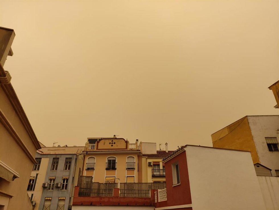 Archivo - Imagen de archivo de polvo en suspensión en Málaga, en un episodio de calima registrado el pasado 15 de marzo de 2022.