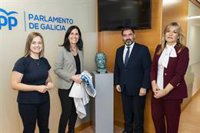 El PP gallego coloca un busto de Fraga en la entrada del espacio reservado para su grupo en el Parlamento