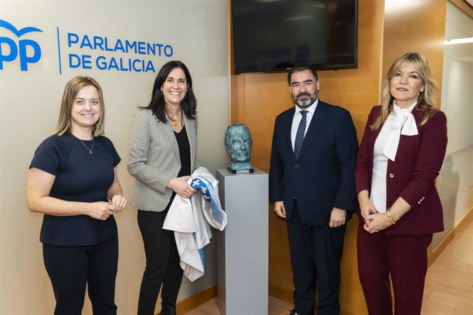 Dirigentes populares descubren el busto ubicado en el Grupo Parlamentario.