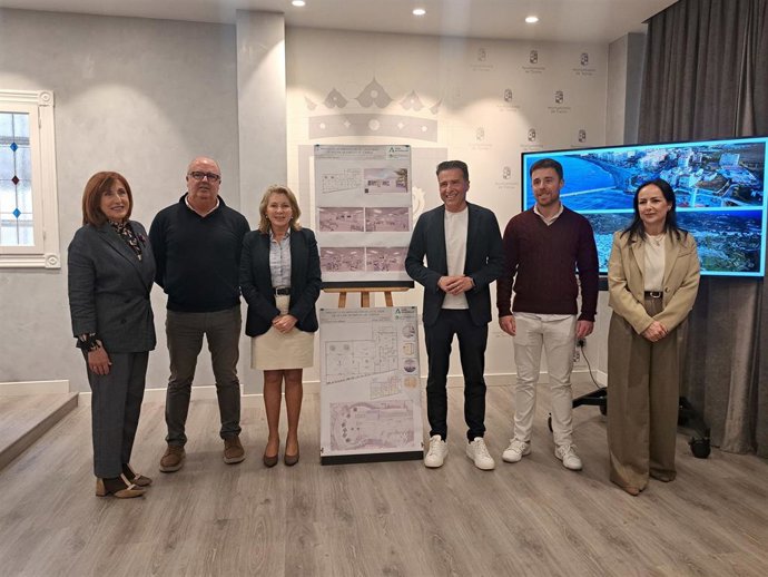 La delegada de Empleo, Empresa y Trabajo Autónomo de la Junta en Málaga, Carmen Sánchez Sierra, se ha reunido en Torrox con su alcalde, Óscar Medina, para analizar la evolución del mercado laboral del municipio y tratar líneas de actuación conjuntas.