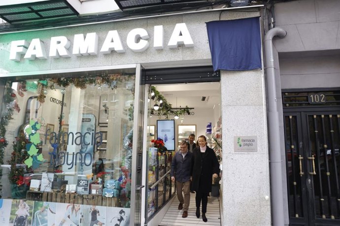 Archivo - La Farmacia Payno, en el 102 de Embajadores, luce ya placa conmemorativa como negocio centenario