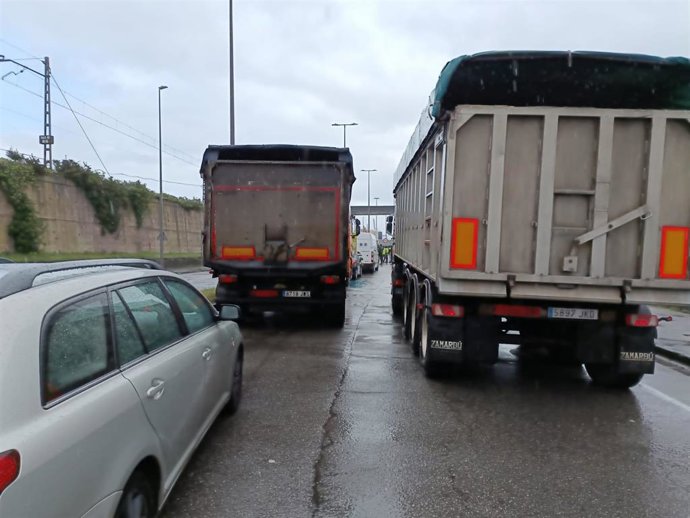 Camiones en el acceso al puerto gijonés de El Musel.