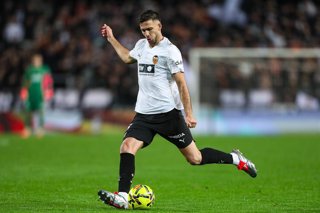 Archivo - El central del Valencia CF José Copete, ante el RCD Mallorca en Mestalla.