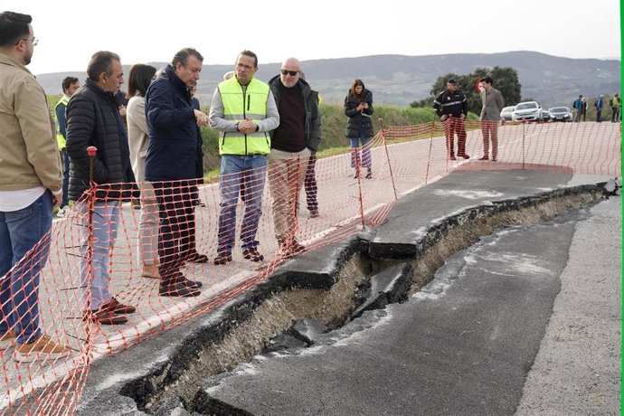 El presidente de la Diputación de Sevilla, Javier Fernández, visita Pruna y Villanueva de San Juan para conocer sobre el terreno los daños causados por las últimas borrascas. 