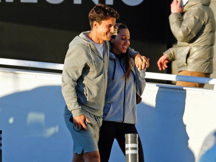 Álex González y su novia, Carla Virgós, visitan un centro comercial