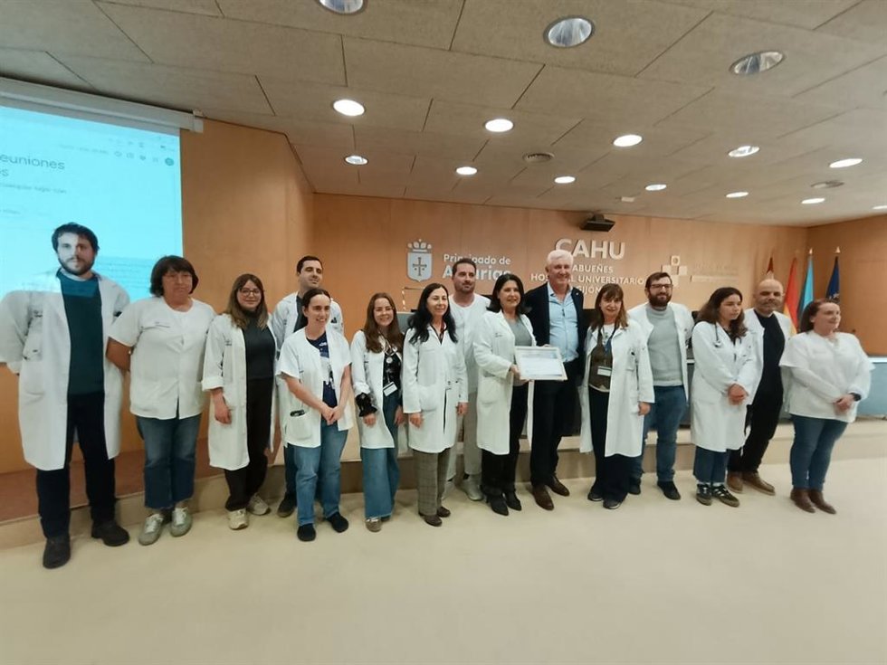 La directora del Hospital de Cabueñes (Gijón), Isabel González Fouces (séptima por la derecha) y el equipo de Hematología del centro hospitalario, tras la entrega de la certificación Humans.