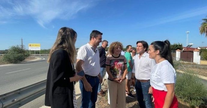 Visita de representantes del PSOE de Huelva al acceso al Chare de Lepe.