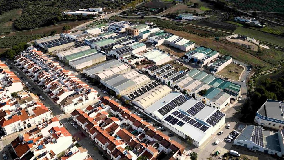 Archivo - Placas solares instaladas en edificios y viviendas de Olvera para el autoconsumo eléctrico.