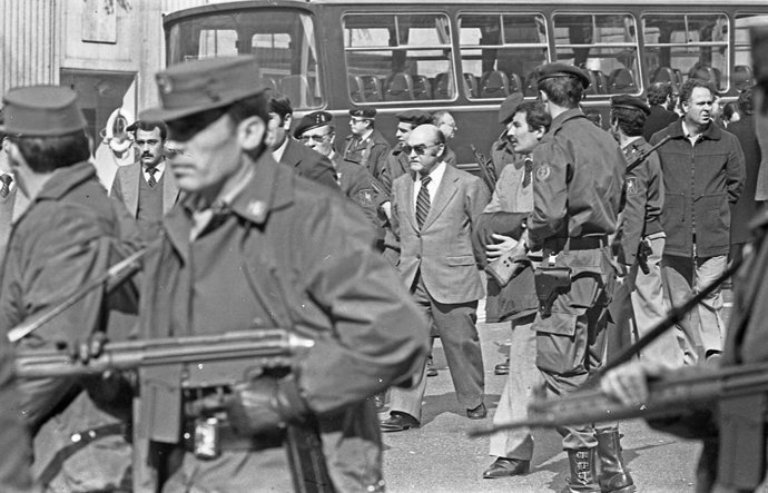 Archivo - MADRID, ESPAÑA - 23 DE FEBRERO DE 1981: Imágenes del cordón policial que rodea el Congreso de los diputados en donde se está produciendo el intento de Golpe de Estado por parte del Teniente Coronel de la Guardia Civil, Antonio Tejero.