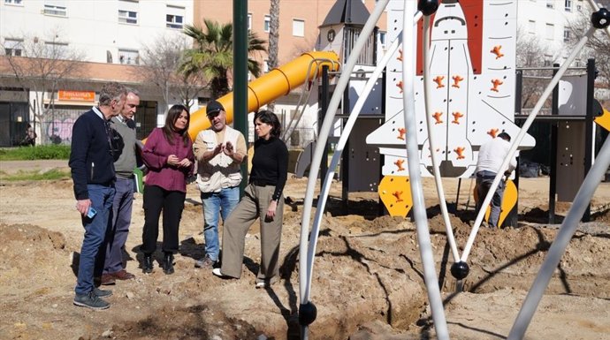 La delegada de Parques y Jardines de Sevilla, Evelia Rincón, supervisa las obras de renovación del Parque de la Rosaleda