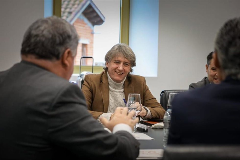 Carlos Martínez en una reunión